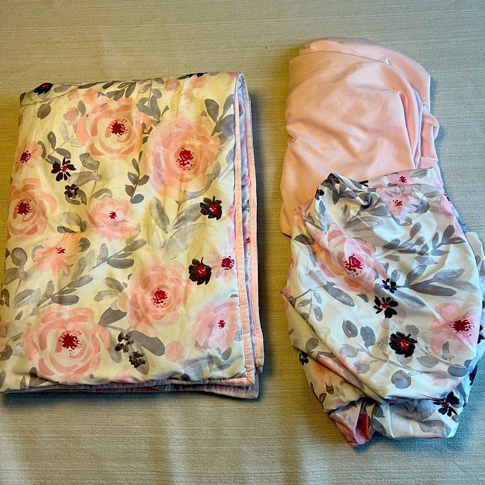 Mini crib comforter & 2 fitted sheets